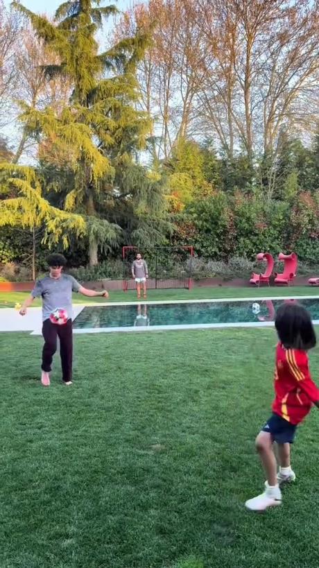 馬塞洛和兒子隔水相傳！大兒子腳法有點(diǎn)東西的！