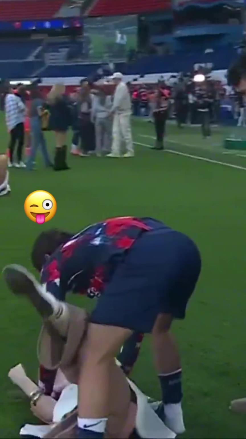 玩這么花??？內(nèi)維斯在家人面前把自己女友按倒在地