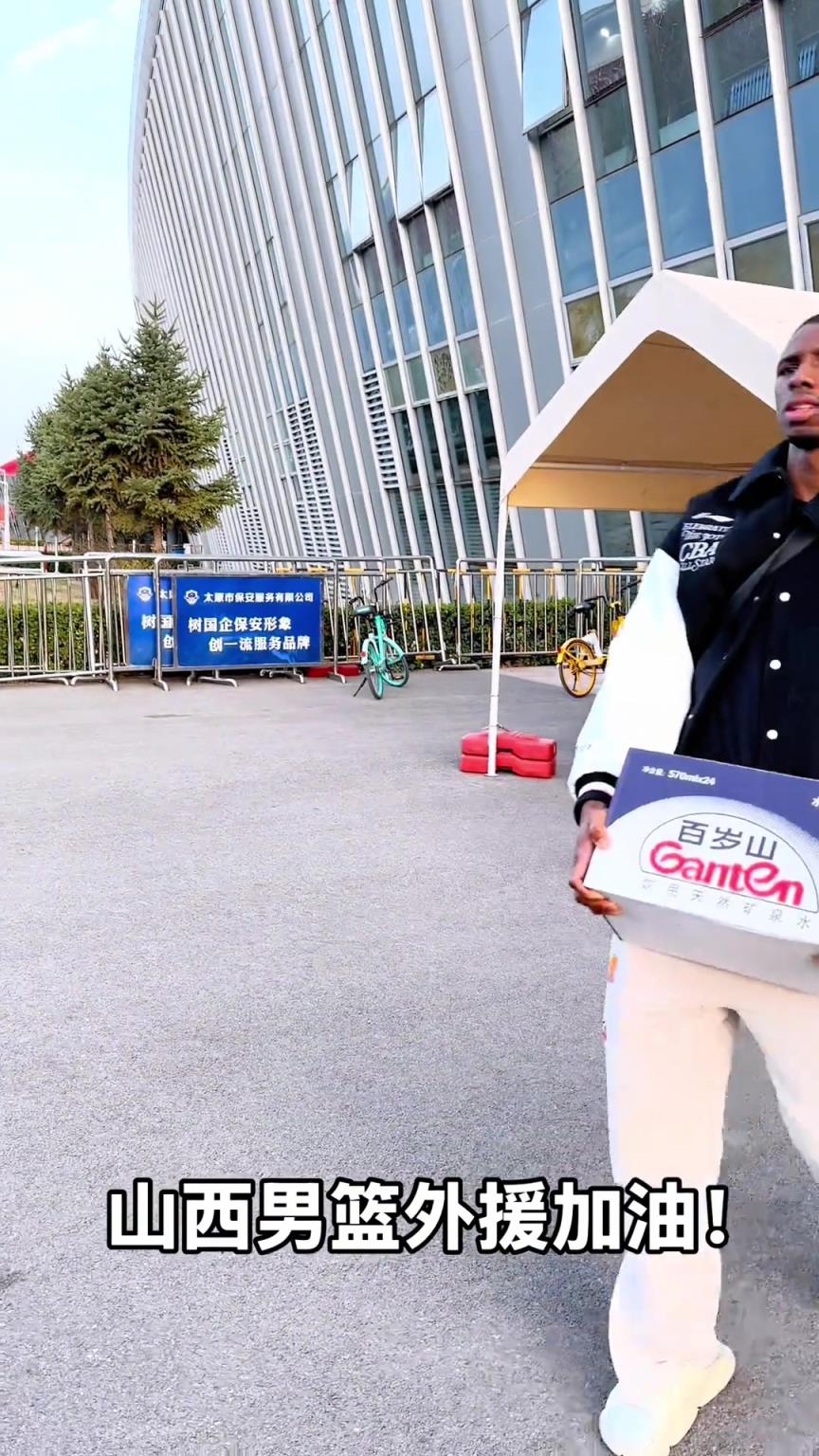 不是！你們山西外援合同還包括搬水的？