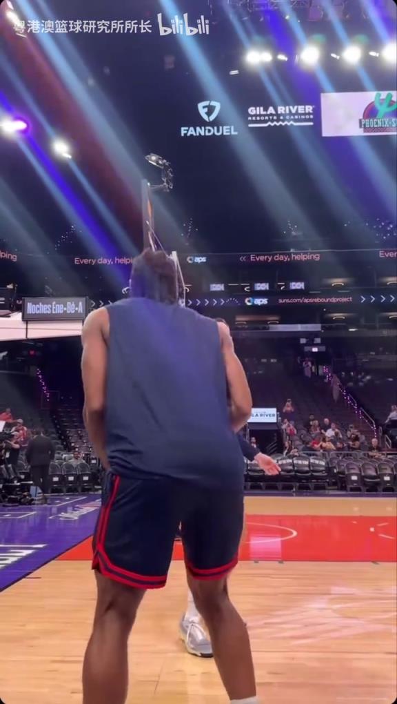 機(jī)器人級別的靜態(tài)身體！近距離看小卡的賽前熱身！