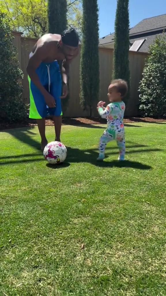 足球要從娃娃抓起！SGA帶娃踢足球，小孩摔倒時鼓掌“嘲笑”！