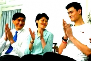 楊毅：姚明在火箭時(shí)父母也在被隊(duì)友嘲笑 但中國(guó)孩子就得有人照顧